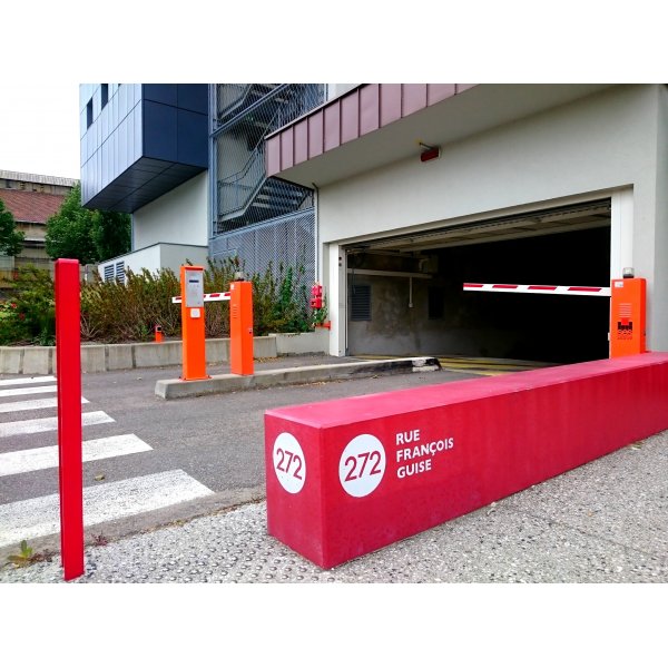 Barrière de parking MSA Chambery.JPG